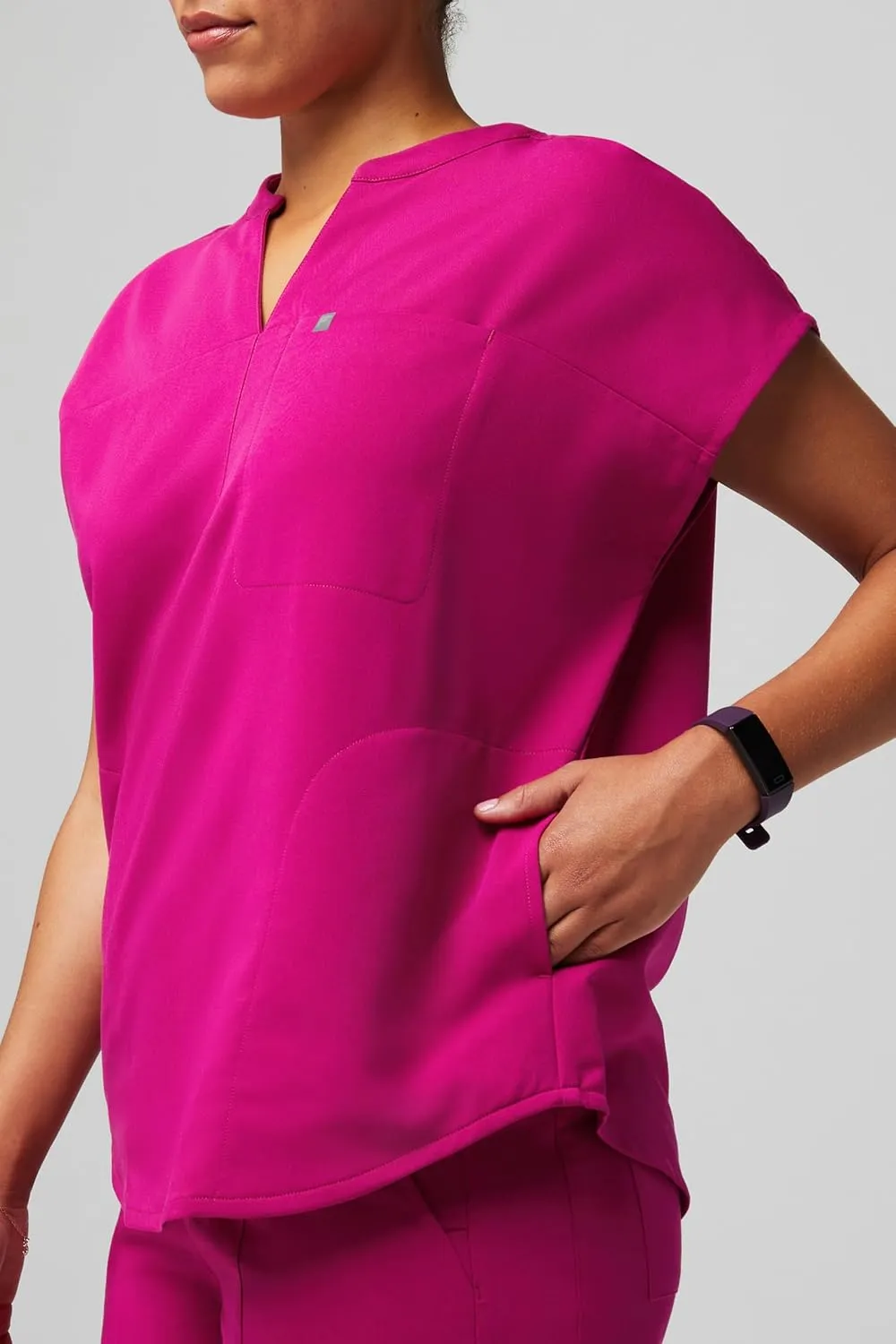 Fabletics Women's Evolve 3-Pocket Scrub Top with an Oversized Fit - MotionTech, 4-Way Stretch, Wrinkle-Resist, Anti-Shrink