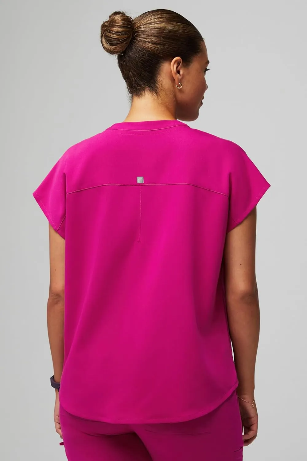 Fabletics Women's Evolve 3-Pocket Scrub Top with an Oversized Fit - MotionTech, 4-Way Stretch, Wrinkle-Resist, Anti-Shrink
