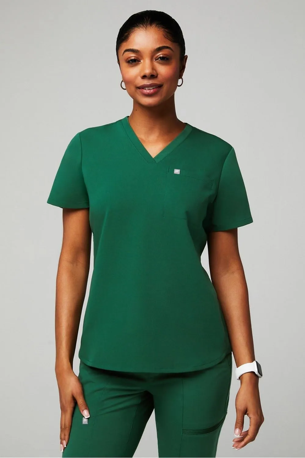 Fabletics Women's Evolve 3-Pocket Scrub Top with an Oversized Fit - MotionTech, 4-Way Stretch, Wrinkle-Resist, Anti-Shrink